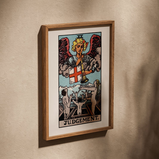 Le Jugement - Arcane XX du Tarot Rider-Waite, affiche dans un cadre en chêne posé de biais sur un mur texturé