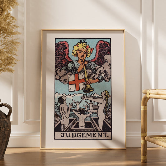 Le Jugement - Arcane XX du Tarot Rider-Waite, affiche encadrée dans un intérieur élégant, herbes séchées et chaise en rotin