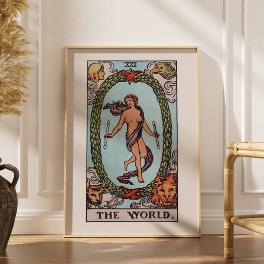 Le Monde - Arcane XXI du Tarot Rider-Waite, affiche encadrée dans un intérieur élégant, herbes séchées et chaise en rotin