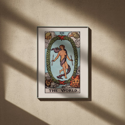 Le Monde - Arcane XXI du Tarot Rider-Waite, affiche encadrée sur un mur beige, ombres de fenêtre