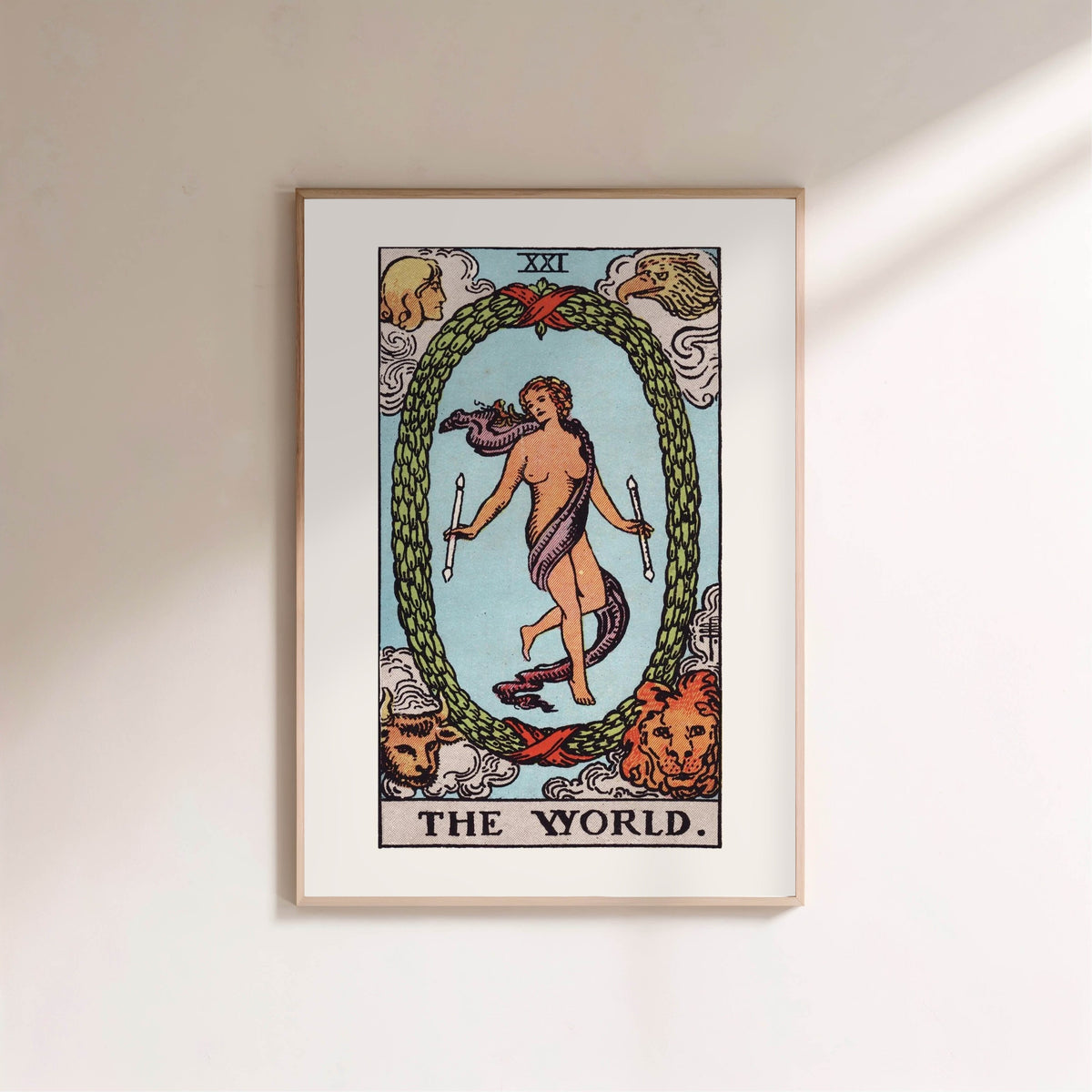 Le Monde - Arcane XXI du Tarot Rider-Waite, affiche encadrée sur un mur clair