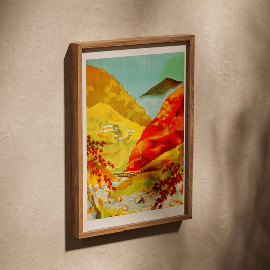 Automne à Yunoyama Onsen - Affiche Voyage Japon Vintage, affiche dans un cadre en chêne posé de biais sur un mur texturé
