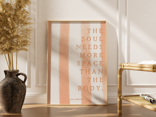 The soul needs more space than the body | Poster Citation, affiche encadrée dans un intérieur élégant, cadre bois clair
