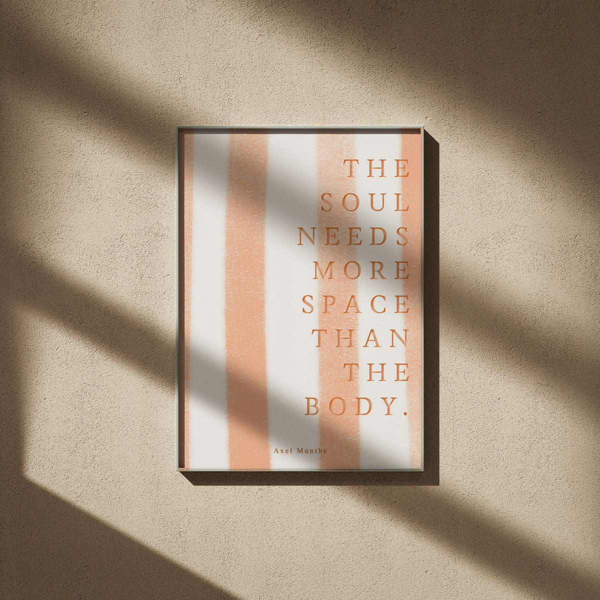 Affiche citation Axel Munthe, poster littéraire, affiche encadrée sur un mur beige, ombres de fenêtre