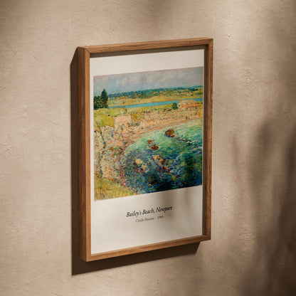 Bailey's Beach, Newport, Childe Hassam, affiche dans un cadre en chêne posé de biais sur un mur texturé