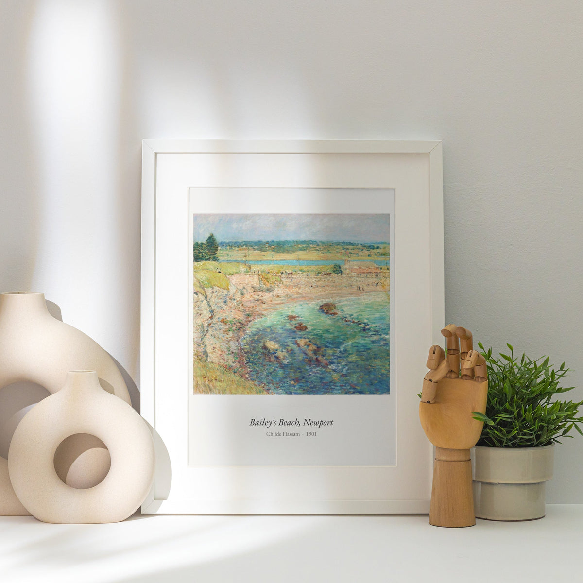 Bailey's Beach, Newport, Childe Hassam, affiche encadrée posée près d'un vase blanc, lumière rasante
