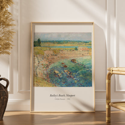 Bailey's Beach, Newport, Childe Hassam, affiche encadrée dans un intérieur élégant, herbes séchées et chaise en rotin