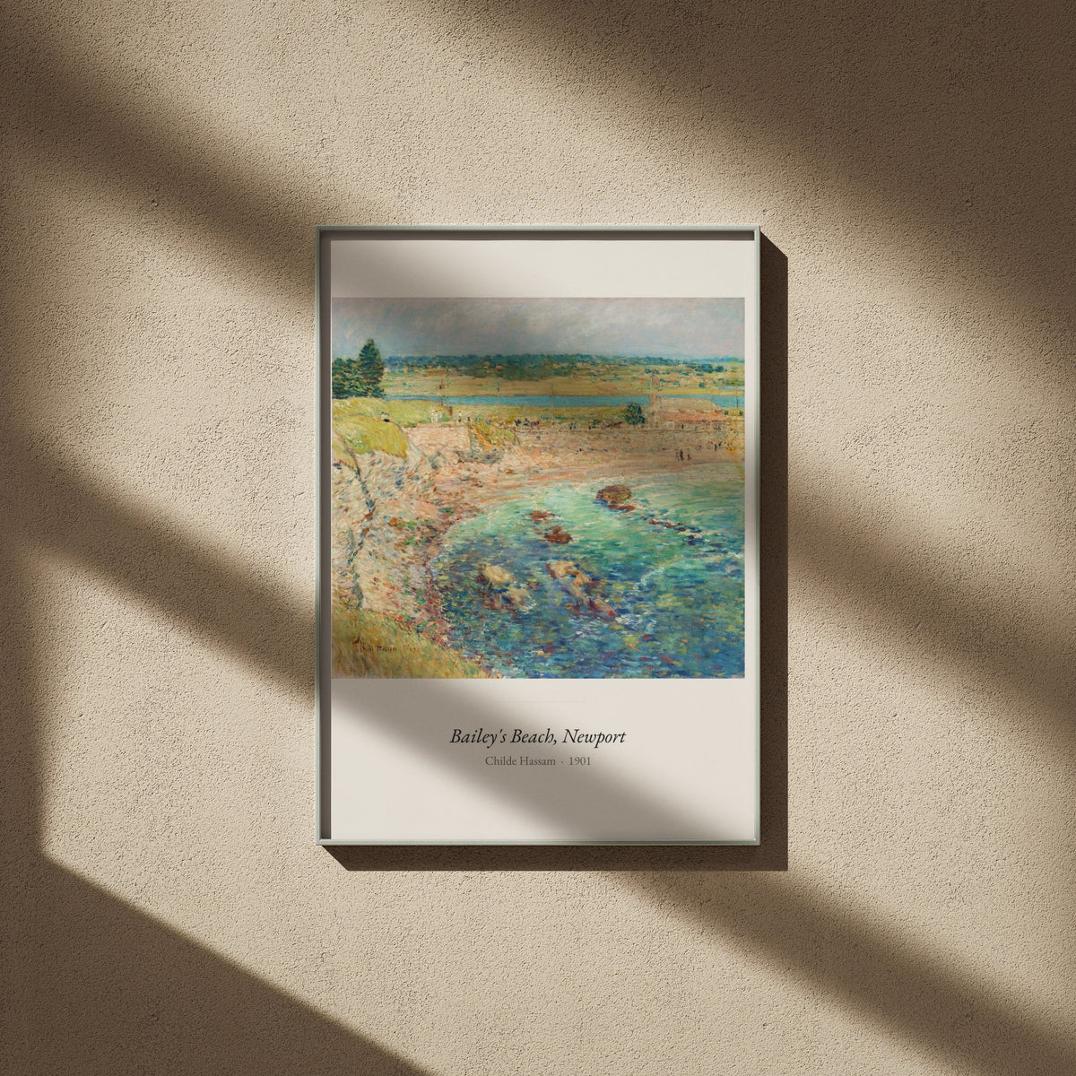 Bailey's Beach, Newport, Childe Hassam, affiche encadrée sur un mur beige, ombres de fenêtre