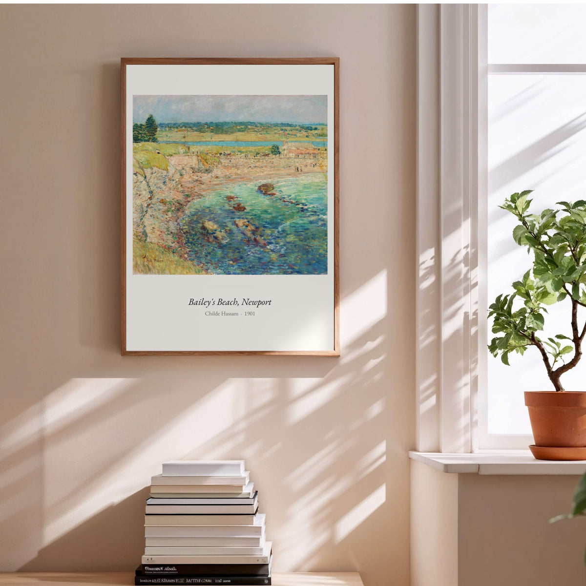 Bailey's Beach, Newport, Childe Hassam, affiche encadrée au-dessus d'une pile de livres