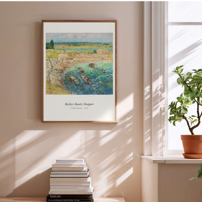 Bailey's Beach, Newport, Childe Hassam, affiche encadrée au-dessus d'une pile de livres