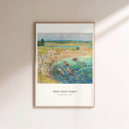 Bailey's Beach, Newport, Childe Hassam, affiche encadrée sur un mur clair