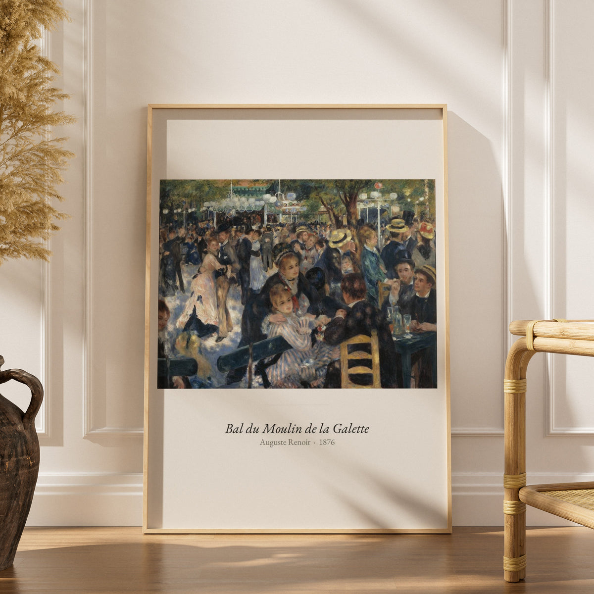Bal du Moulin de la Galette, Renoir, affiche encadrée dans un intérieur élégant, herbes séchées et chaise en rotin