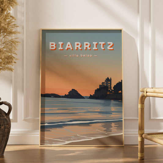 Affiche Biarritz - Villa Belza, affiche encadrée dans un intérieur élégant, herbes séchées et chaise en rotin