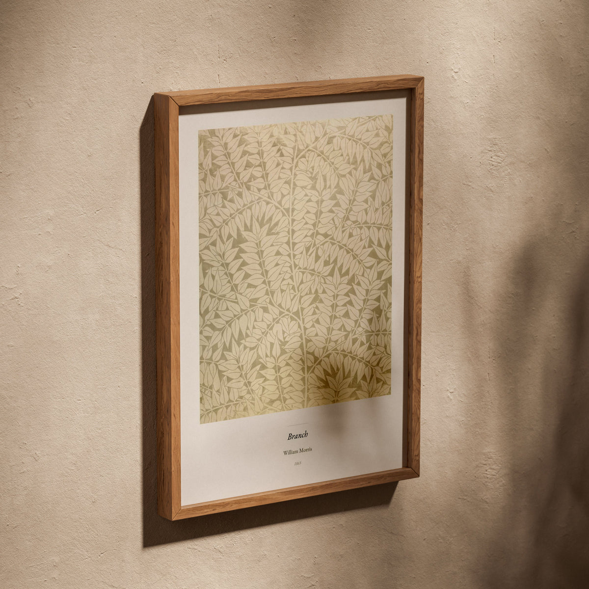 Branch, William Morris | Affiche Décorative Premium, affiche dans un cadre en chêne posé de biais sur un mur texturé