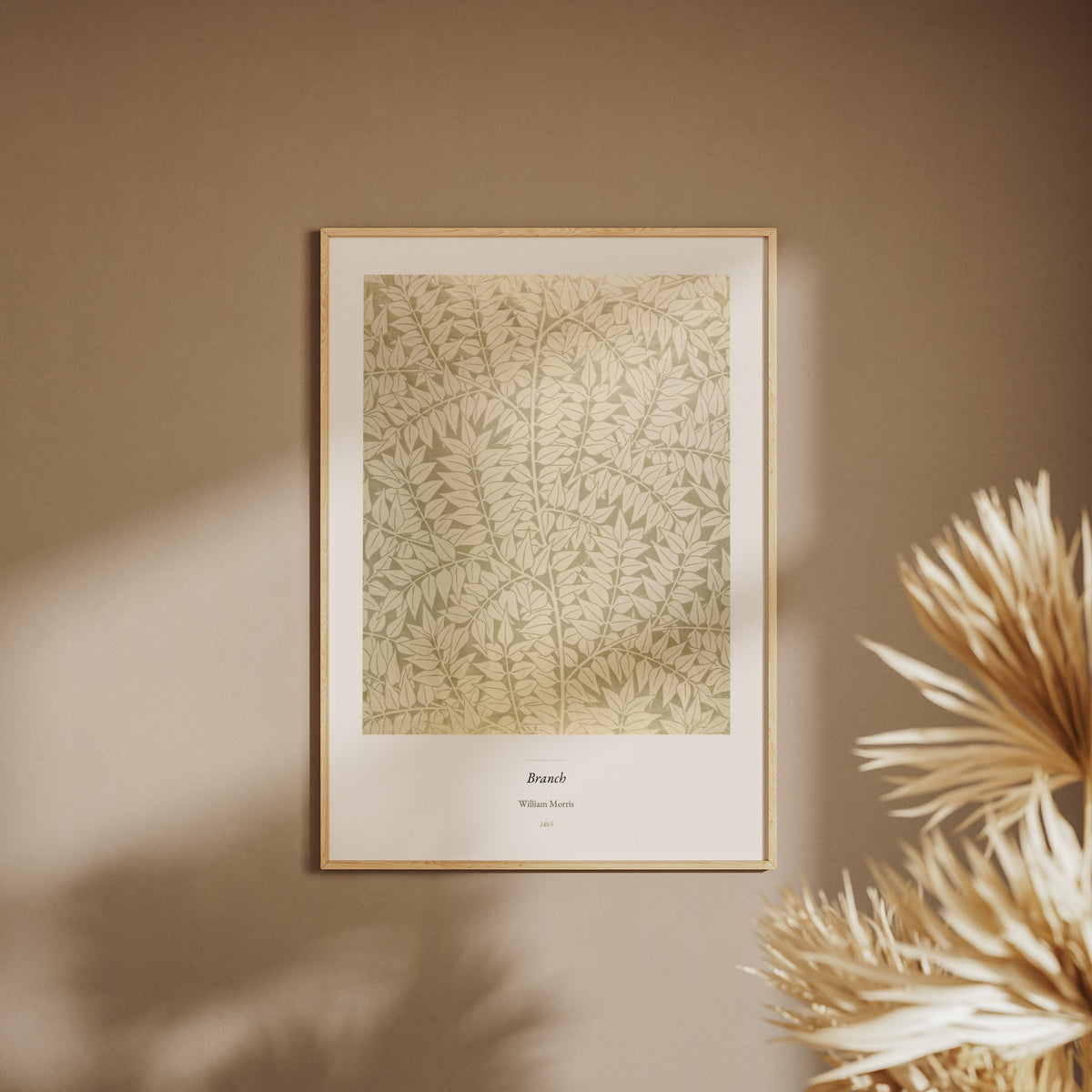 Branch, William Morris | Affiche Décorative Premium, affiche encadrée sur un mur beige, pampas au premier plan