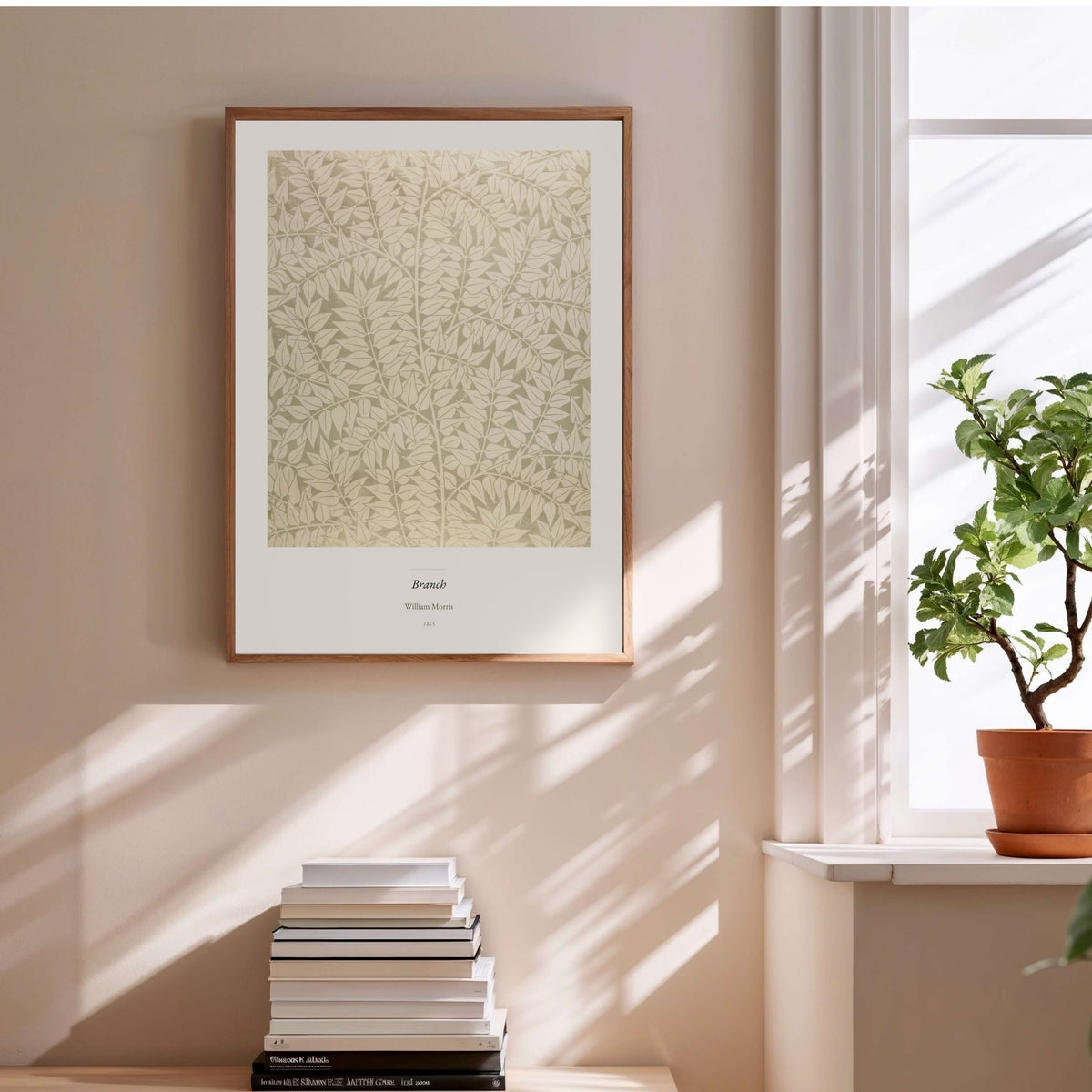 Branch, William Morris | Affiche Décorative Premium, affiche encadrée au-dessus d'une pile de livres