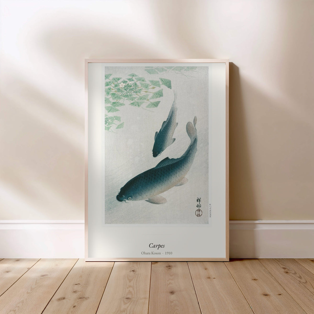 Carpes, Ohara Koson | Affiche Estampe Japonaise, affiche encadrée posée au sol, cadre bois clair