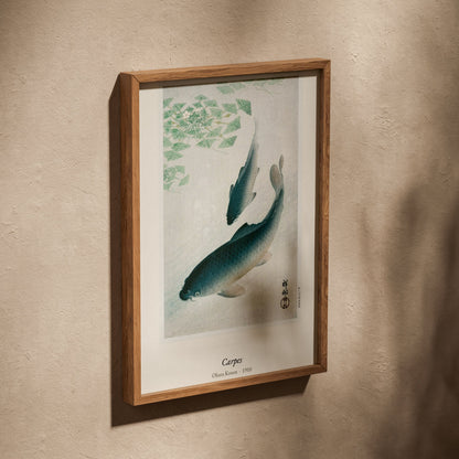 Carpes, Ohara Koson | Affiche Estampe Japonaise, affiche dans un cadre en chêne posé de biais sur un mur texturé