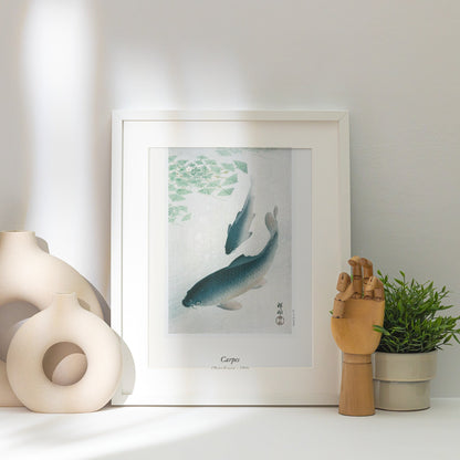 Carpes, Ohara Koson | Affiche Estampe Japonaise, affiche encadrée posée près d'un vase blanc, lumière rasante