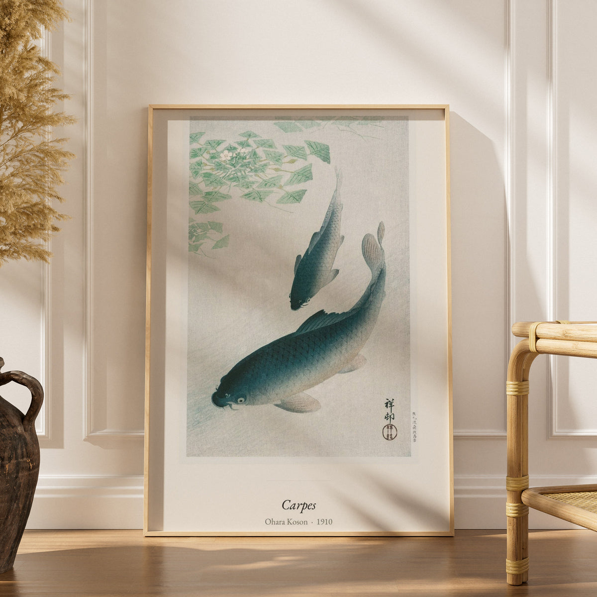 Carpes, Ohara Koson | Affiche Estampe Japonaise, affiche encadrée dans un intérieur élégant, herbes séchées et chaise en 