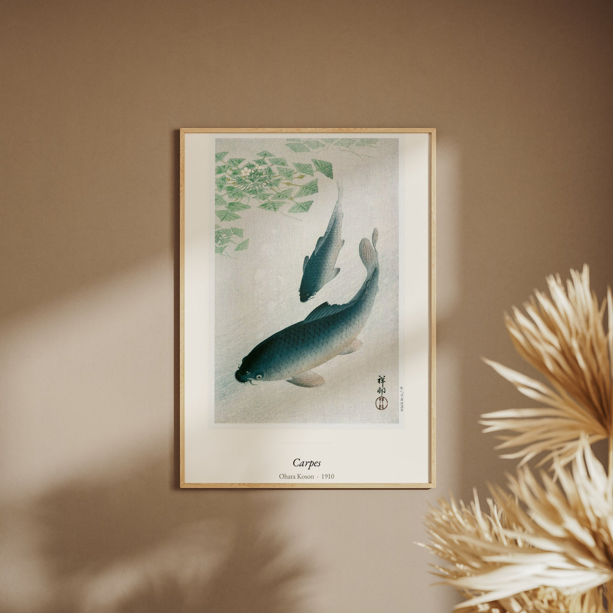 Carpes, Ohara Koson | Affiche Estampe Japonaise, affiche encadrée sur un mur beige, pampas au premier plan
