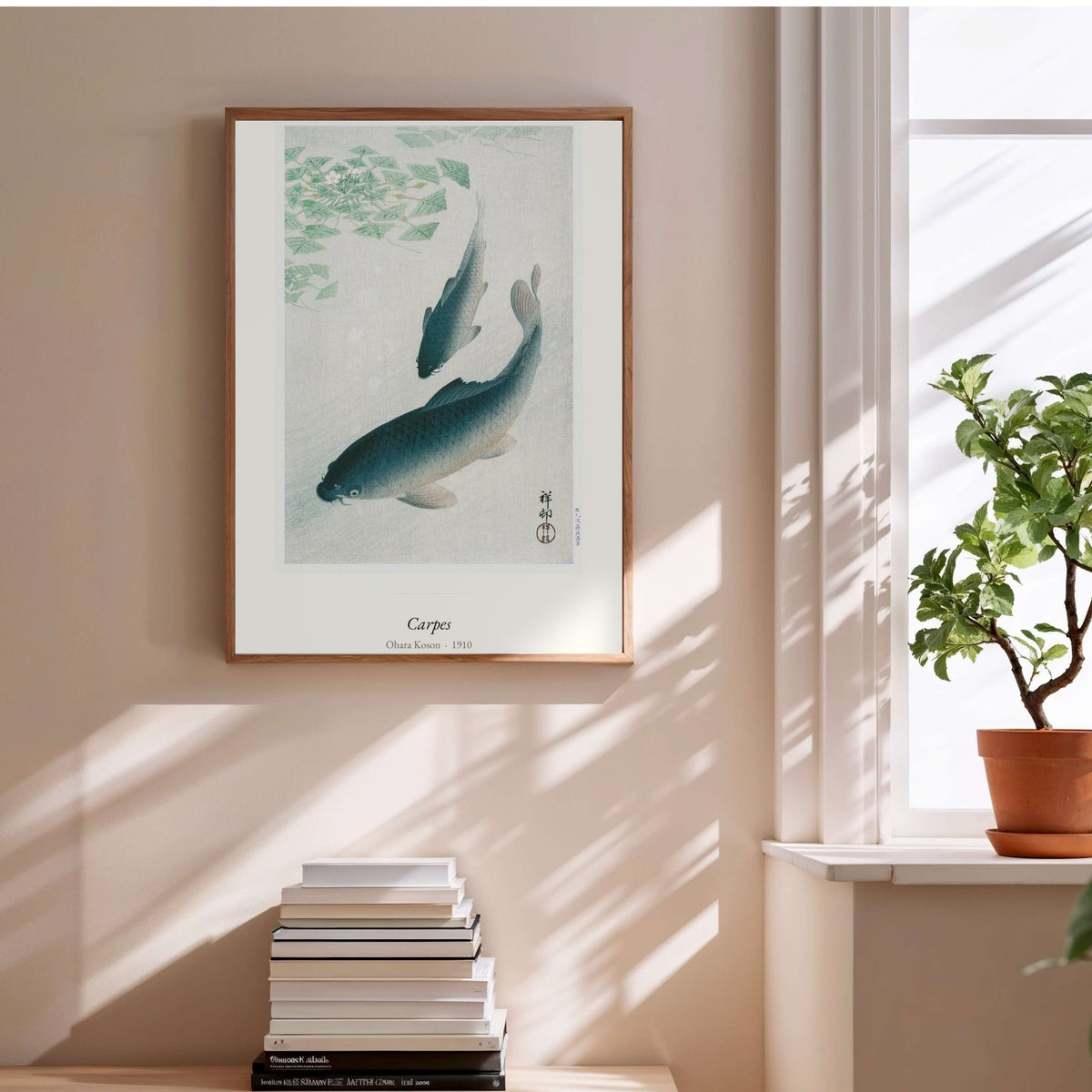 Carpes, Ohara Koson | Affiche Estampe Japonaise, affiche encadrée au-dessus d'une pile de livres