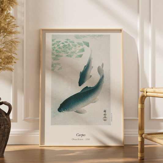 Carpes, Ohara Koson | Affiche Estampe Japonaise, affiche encadrée dans un intérieur élégant, herbes séchées et chaise en roti