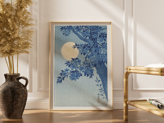 Cerisiers en Fleurs et Lune - Ohara Koson - Estampe Japonaise, affiche encadrée dans un intérieur élégant, cadre bois clair