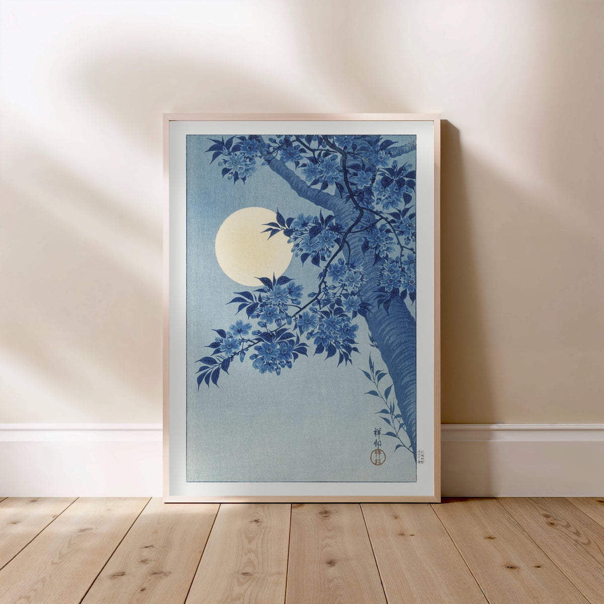 Cerisiers et Lune - Ohara Koson - Affiche Estampe Japonaise, affiche encadrée posée au sol, cadre bois clair