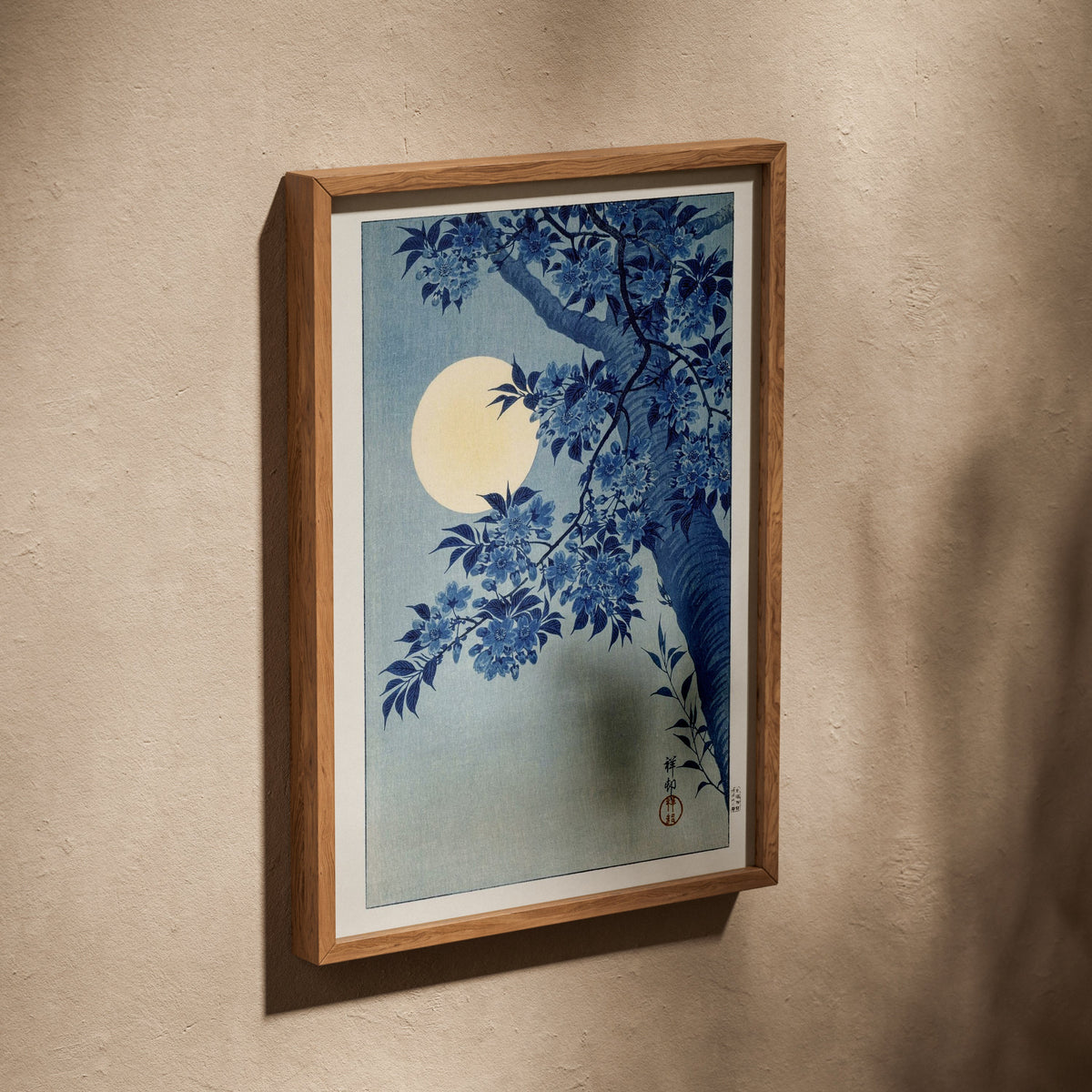 Cerisiers et Lune - Ohara Koson - Affiche Estampe Japonaise, affiche dans un cadre en chêne posé de biais sur un mur texturé