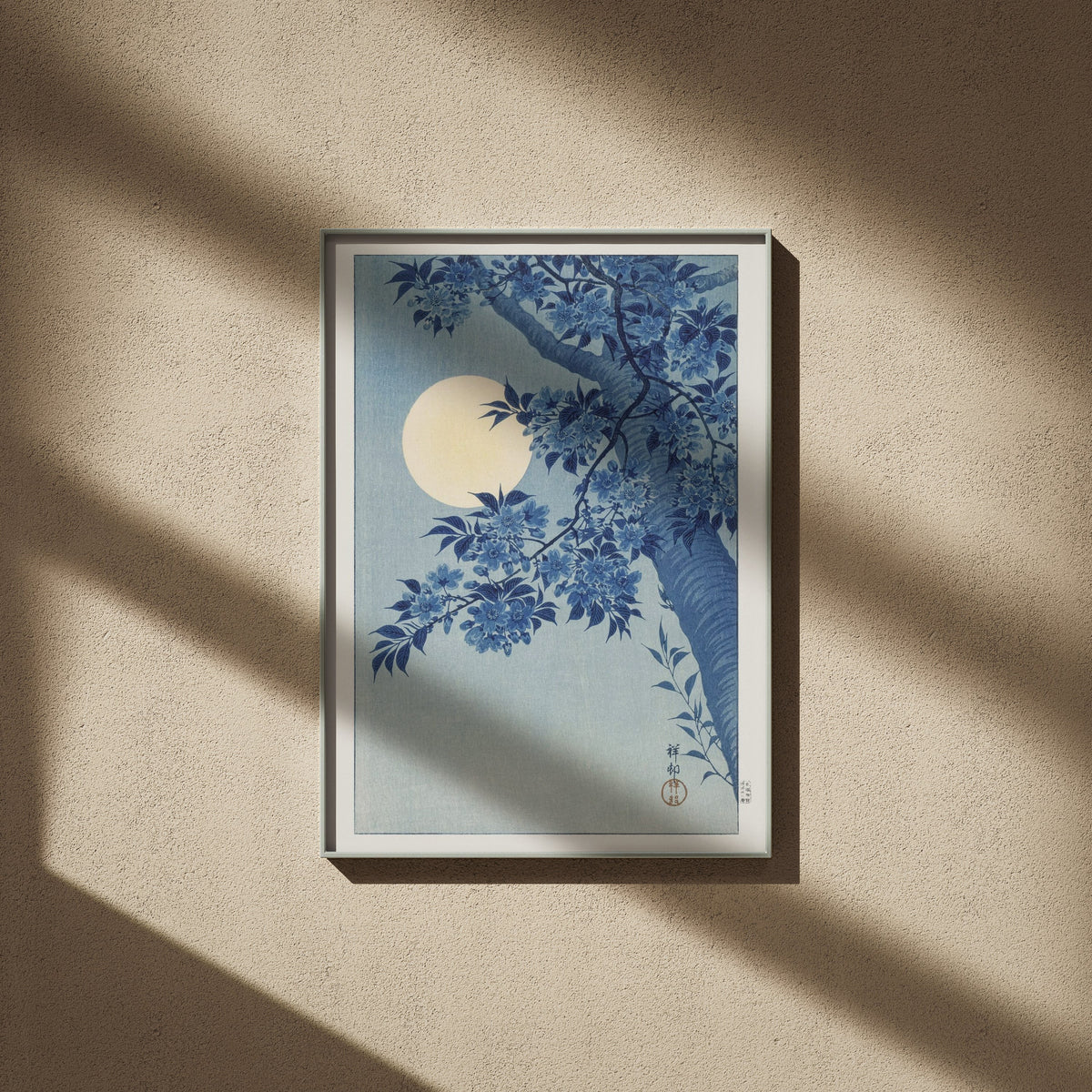 Cerisiers et Lune - Ohara Koson - Affiche Estampe Japonaise, affiche encadrée sur un mur beige, ombres de fenêtre