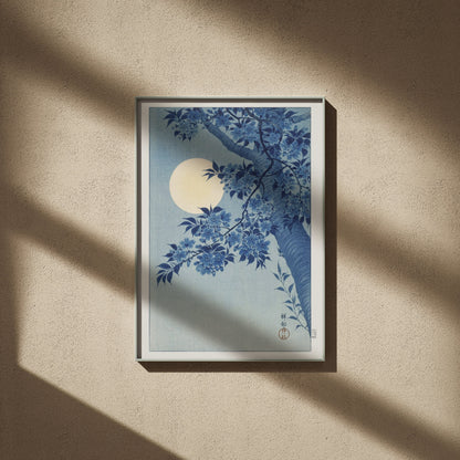 Cerisiers et Lune - Ohara Koson - Affiche Estampe Japonaise, affiche encadrée sur un mur beige, ombres de fenêtre