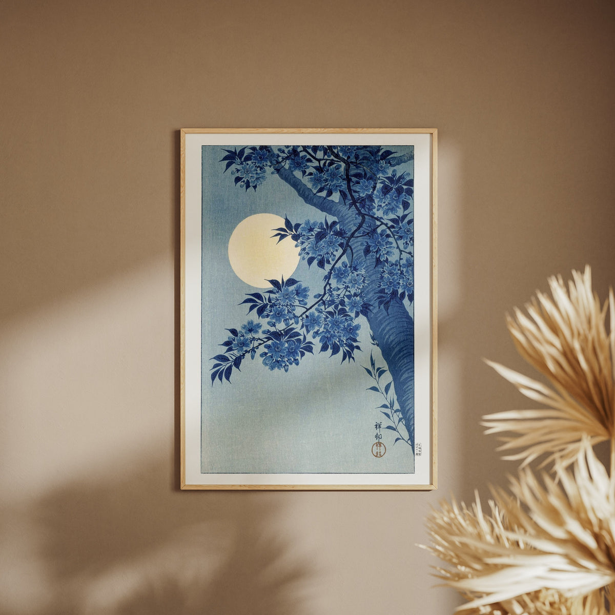 Cerisiers et Lune - Ohara Koson - Affiche Estampe Japonaise, affiche encadrée sur un mur beige, pampas au premier plan