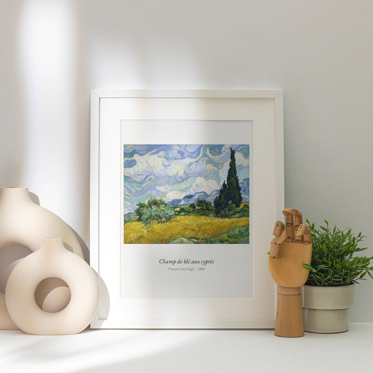 Champ de blé aux cyprès, Van Gogh | Affiche Art Premium, affiche encadrée posée près d'un vase blanc, lumière rasante