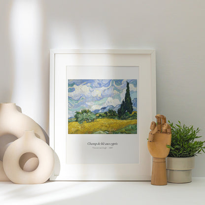 Champ de blé aux cyprès, Van Gogh | Affiche Art Premium, affiche encadrée posée près d'un vase blanc, lumière rasante