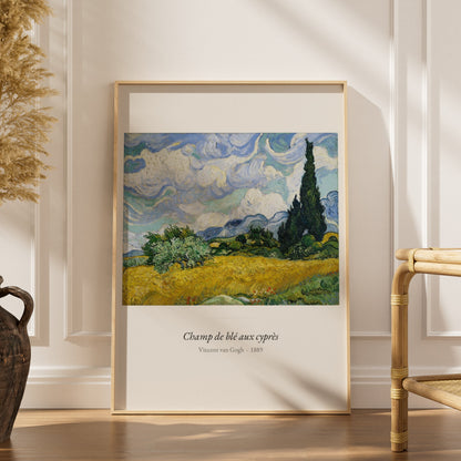 Champ de blé aux cyprès, Van Gogh | Affiche Art Premium, affiche encadrée dans un intérieur élégant, herbes séchées et chaise