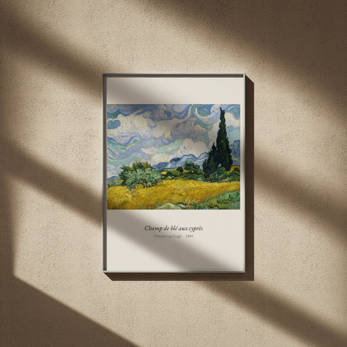 Champ de blé aux cyprès, Van Gogh | Affiche Art Premium, affiche encadrée sur un mur beige, ombres de fenêtre
