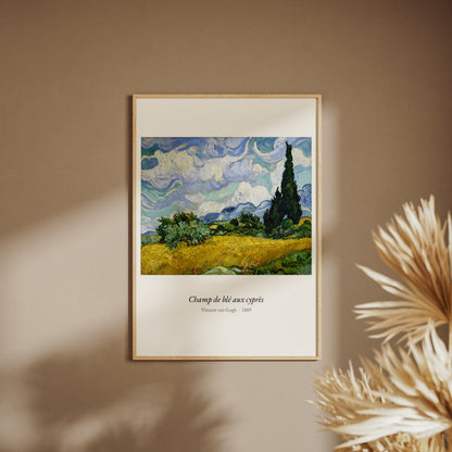 Champ de blé aux cyprès, Van Gogh | Affiche Art Premium, affiche encadrée sur un mur beige, pampas au premier plan