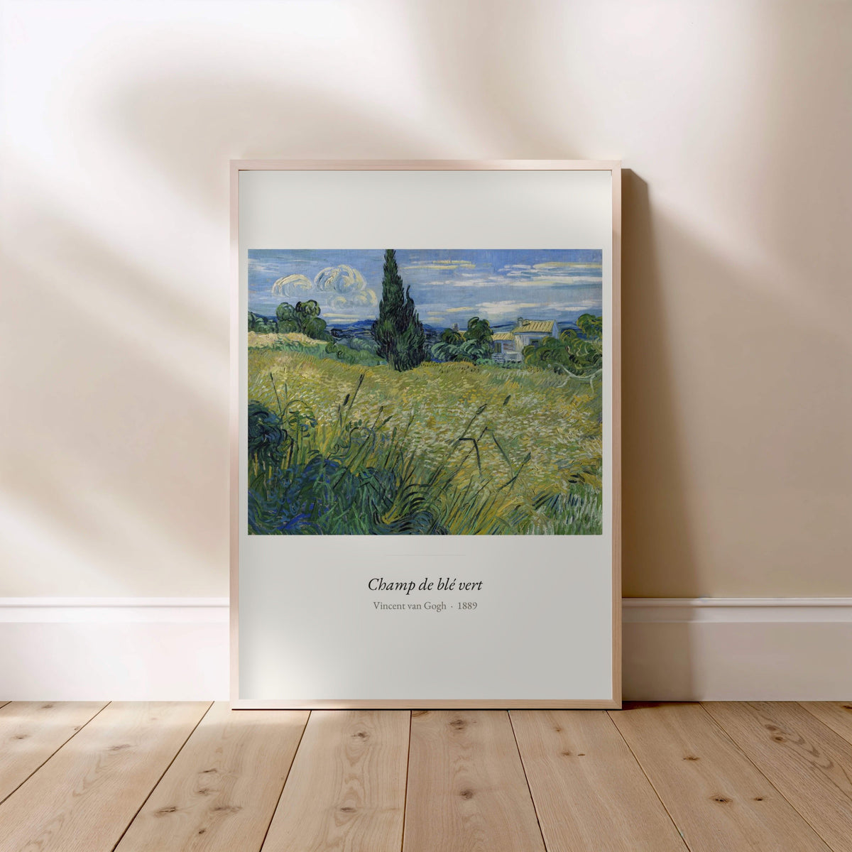 Champ de blé vert, Vincent van Gogh, affiche encadrée posée au sol, cadre bois clair