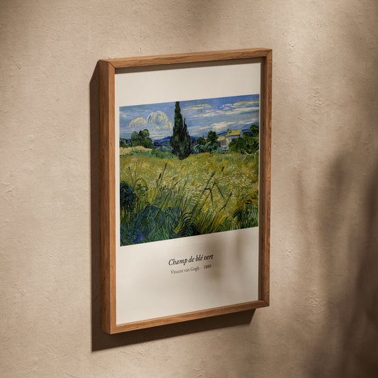 Champ de blé vert, Vincent van Gogh, affiche dans un cadre en chêne posé de biais sur un mur texturé
