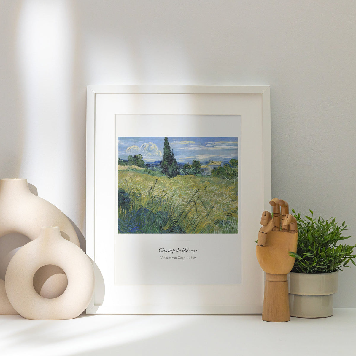 Champ de blé vert, Vincent van Gogh, affiche encadrée posée près d'un vase blanc, lumière rasante