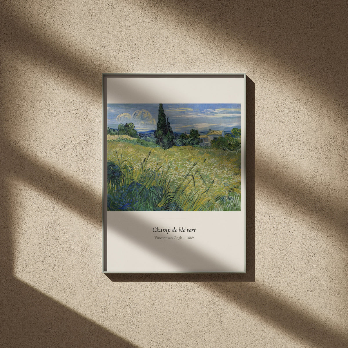 Champ de blé vert, Vincent van Gogh, affiche encadrée sur un mur beige, ombres de fenêtre