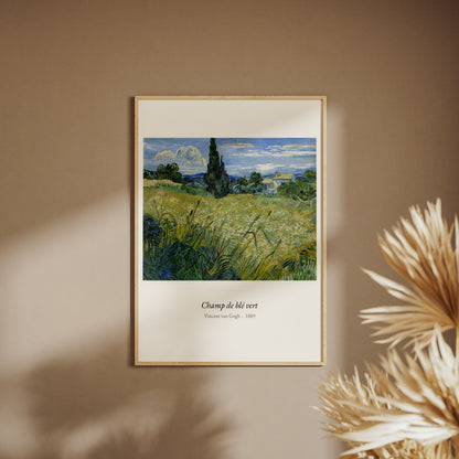 Champ de blé vert, Vincent van Gogh, affiche encadrée sur un mur beige, pampas au premier plan