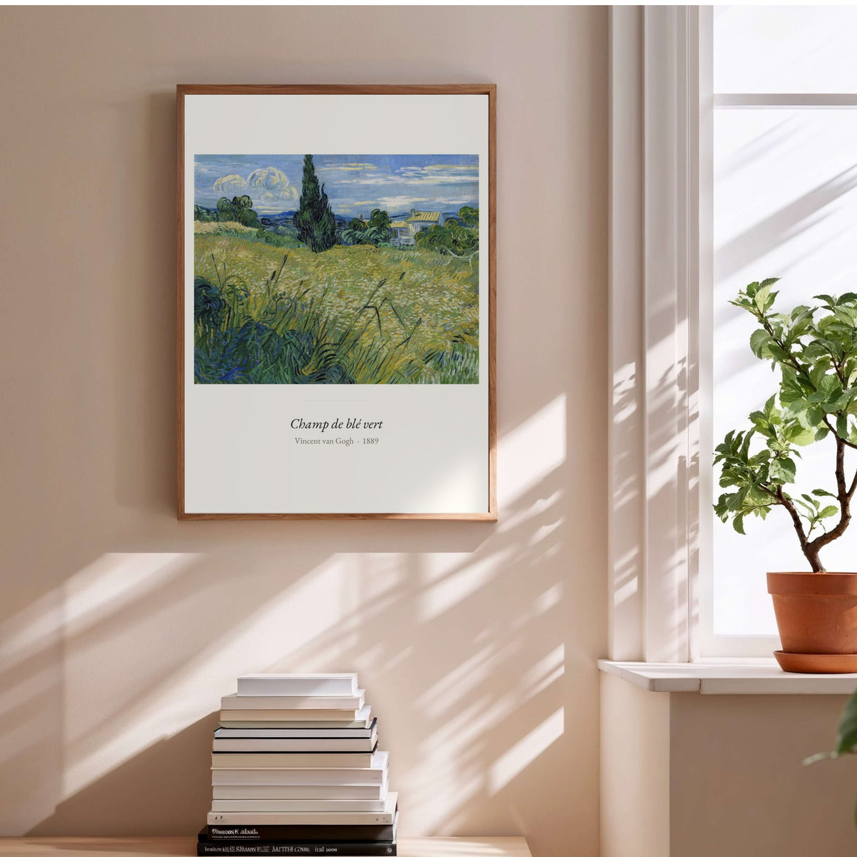Champ de blé vert, Vincent van Gogh, affiche encadrée au-dessus d'une pile de livres