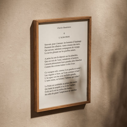 L'Albatros - Charles Baudelaire | Poster Poésie, affiche dans un cadre en chêne posé de biais sur un mur texturé