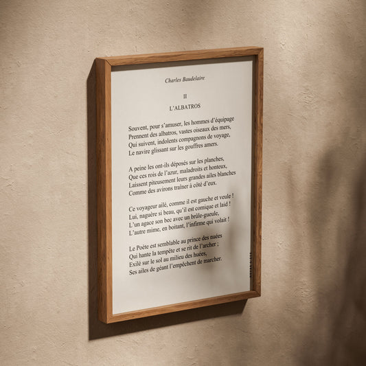 L'Albatros - Charles Baudelaire | Poster Poésie, affiche dans un cadre en chêne posé de biais sur un mur texturé
