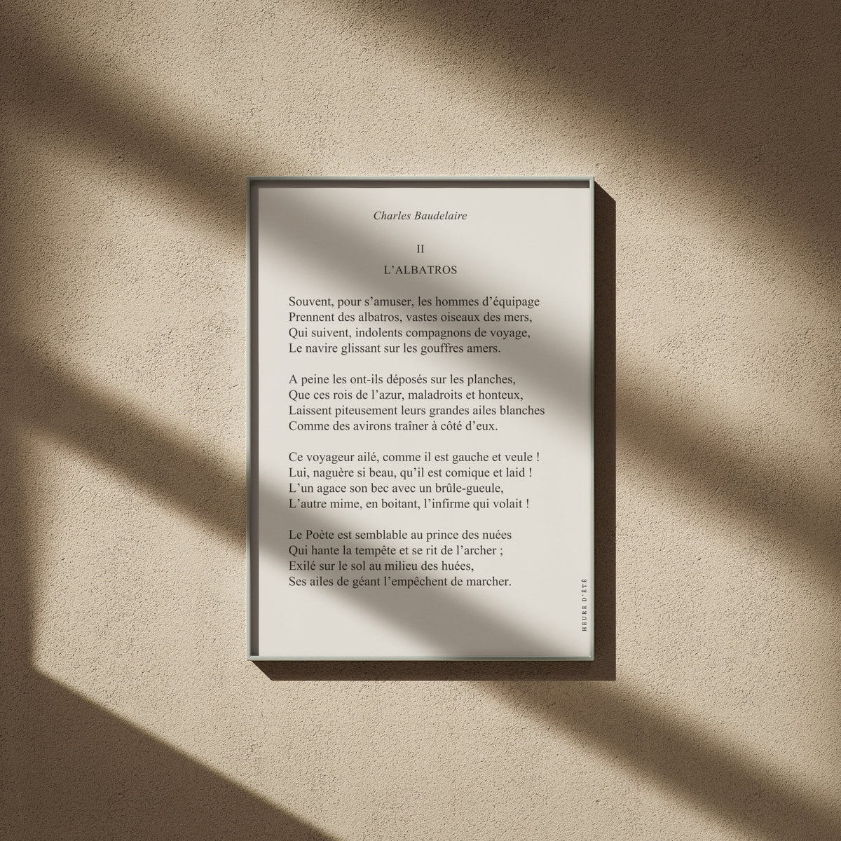 L'Albatros - Charles Baudelaire | Poster Poésie, affiche encadrée sur un mur beige, ombres de fenêtre