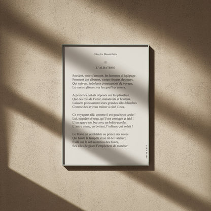 L'Albatros - Charles Baudelaire | Poster Poésie, affiche encadrée sur un mur beige, ombres de fenêtre