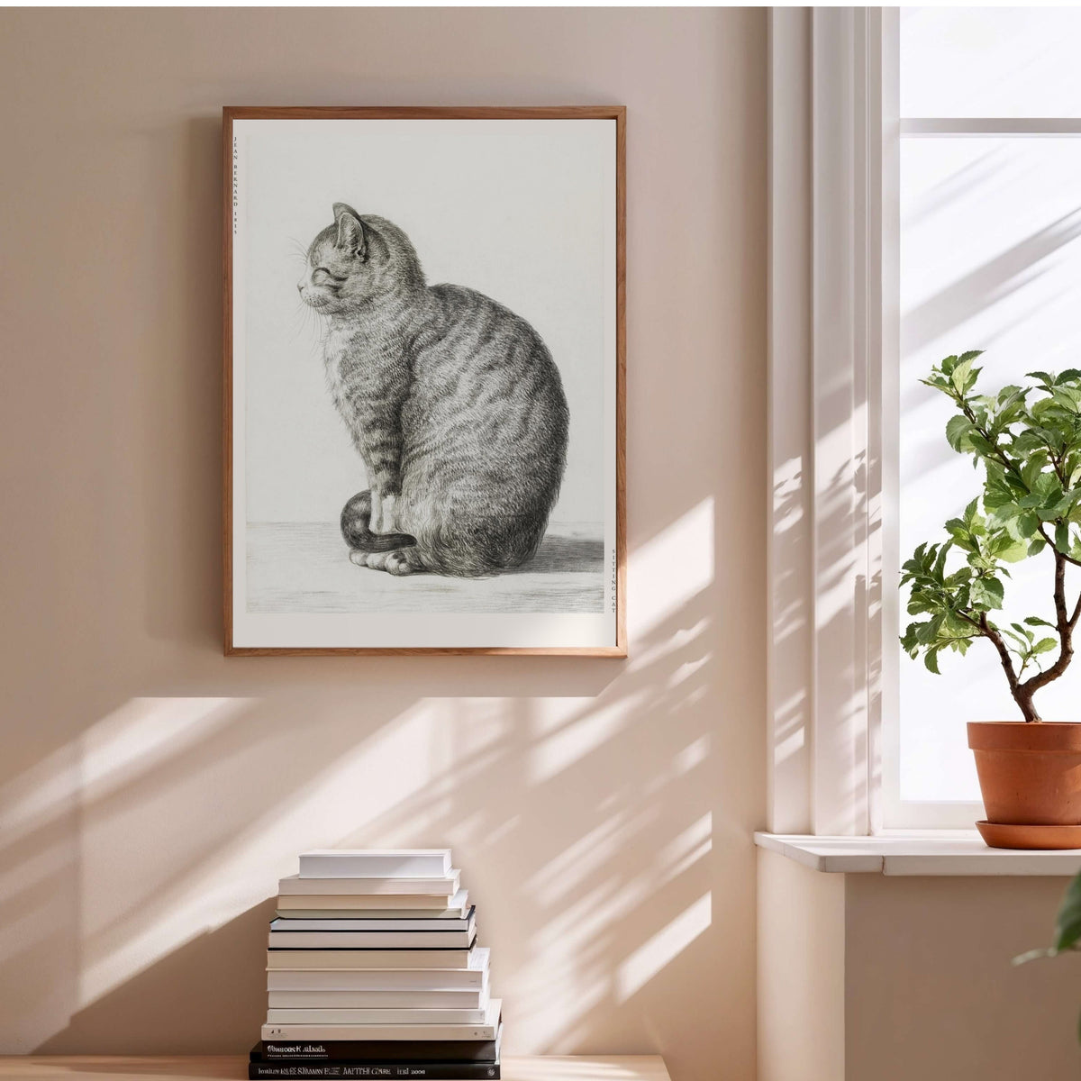 Chat Assis - Jean Bernard - Affiche Art Animalier, affiche encadrée au-dessus d'une pile de livres