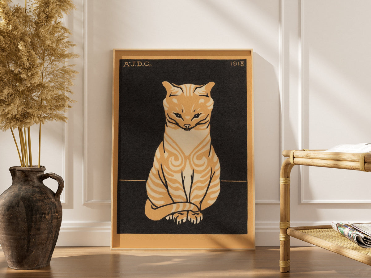 Chat Assis - Julie de Graag - Affiche Art Animalier, affiche encadrée dans un intérieur élégant, cadre bois clair